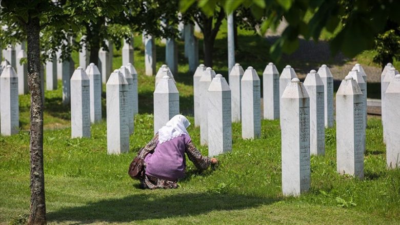 28 vjetori i gjenocidit në Srebrenicë – sonte në Prishtinë do të ndezën qirinj në përkujtim të viktimave