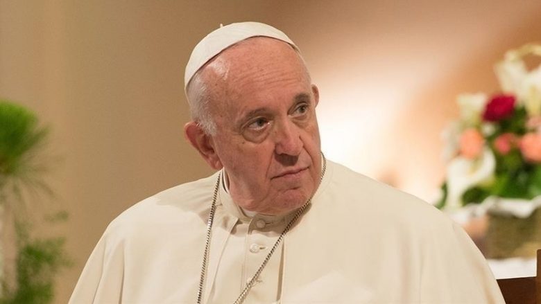 Papa Françesku dënon djegien e Kuranit në Suedi