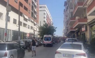 Zjarri në parkimin e pallatit në Tiranë, dyshohet se është i qëllimshëm