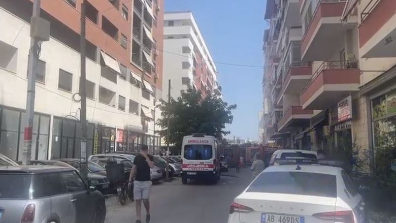 Zjarri në parkimin e pallatit në Tiranë, dyshohet se është i qëllimshëm