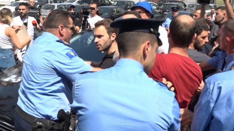 PSD me aksion simbolik para Qeverisë, përleshen me Policinë