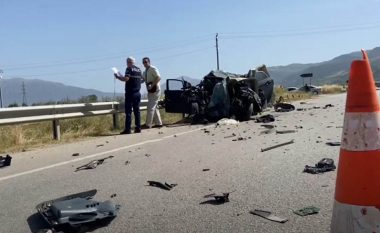 Aksident në Korçë, mbijeton mrekullisht shoferi 21-vjeçar