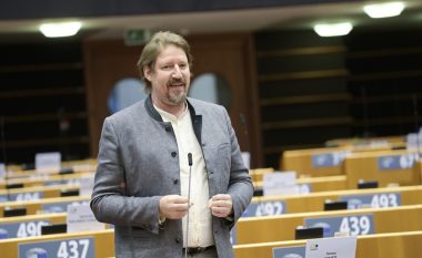 Deputeti i Parlamentit Evropian: Pse BE është më e butë ndaj Vuçiqit dhe Serbisë?