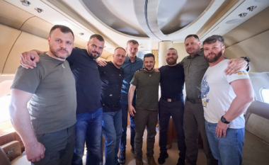 Zelensky u kthye në Ukrainë me pesë komandantët e Azovit