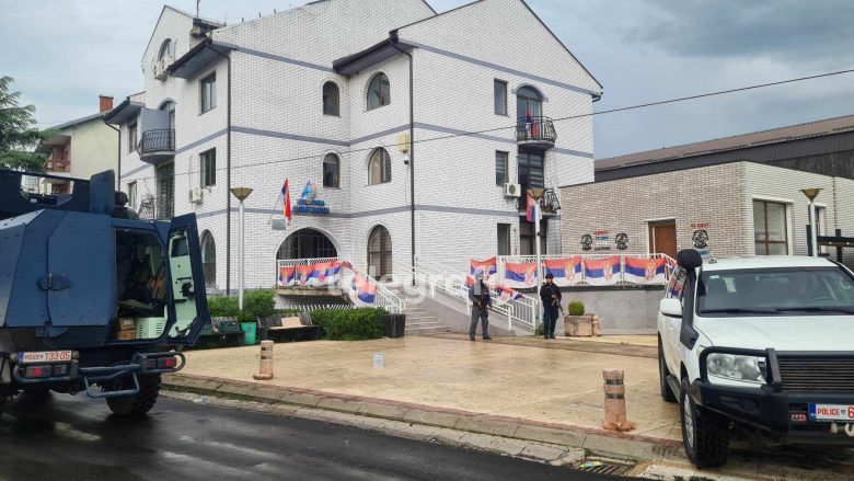 Vendosen postere në gjuhën serbe në disa objekte në Zubin Potok – policia nis hetimet