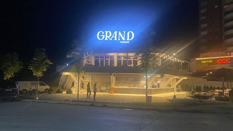 “Grand by Doncafe” hap dyert të martën në ‘objektin e famshëm’ në hyrje të Pejës
