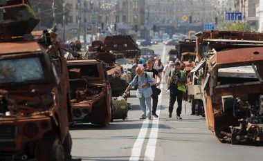 Tanket e shkatërruar ruse shfaqen në rrugët e Kievit