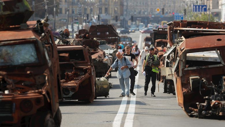 Tanket e shkatërruar ruse shfaqen në rrugët e Kievit