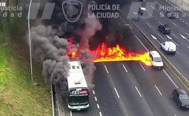 Një autobus kaplohet nga zjarri në një autostradë në Argjentinë, pasagjerët largohen të kapluar nga paniku
