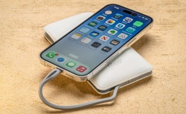 Apple paralajmëron: Mos e karikoni iPhone derisa flini