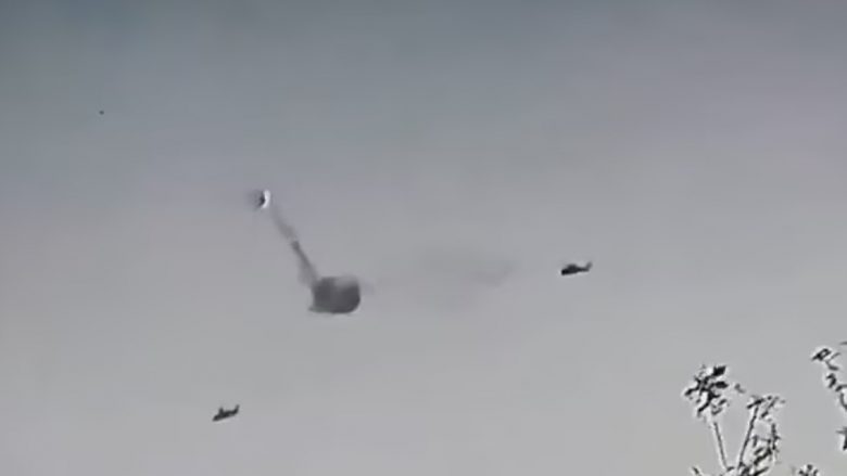 Ukrainasit rrëzojnë dy helikopterë të ushtrisë ruse, publikohen pamjet e goditjes së njërit prej tyre