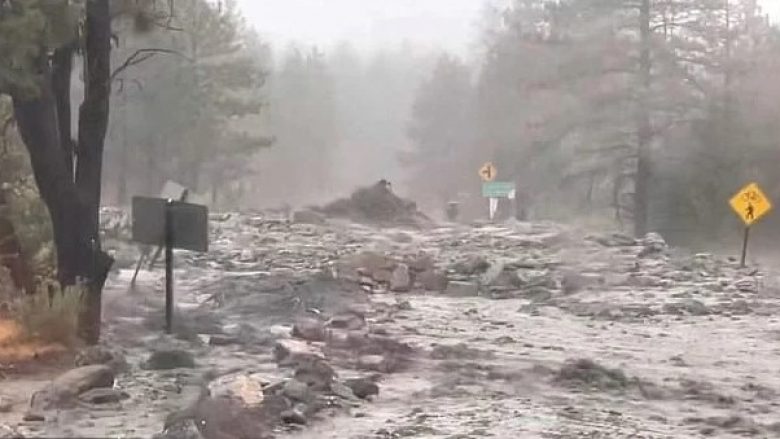 Pas shirave të rrëmbyeshëm nga stuhia tropikale Hilary, zjarrfikësit në Kaliforni ikin me shpejtësi nga rrëshqitja e baltës