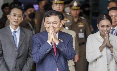 Për 15 vite qëndroi në ekzil, ish-kryeministri tajlandez rikthehet në vendlindje – arrestohet menjëherë