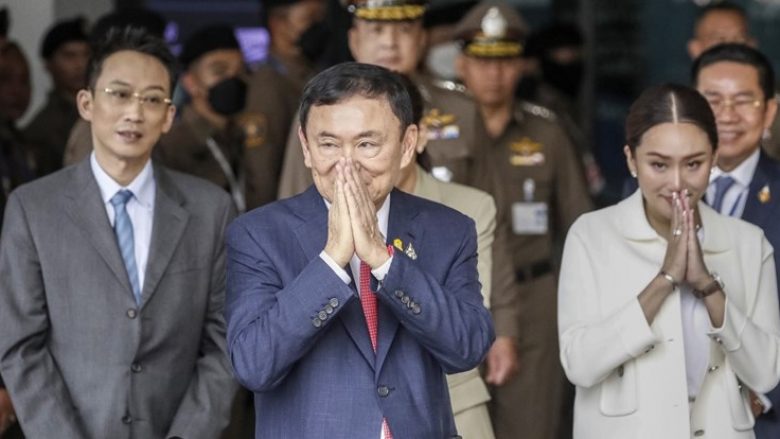 Për 15 vite qëndroi në ekzil, ish-kryeministri tajlandez rikthehet në vendlindje – arrestohet menjëherë