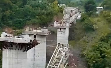 Të paktën 26 të vdekur nga shembja e një ure hekurudhore në Indi