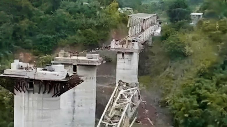 Të paktën 26 të vdekur nga shembja e një ure hekurudhore në Indi