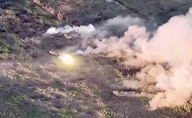 Momenti kur ukrainasit me ndihmën e dronëve, artilerisë dhe minave – arrijnë të hedhin në erë konvojin e tankeve ruse