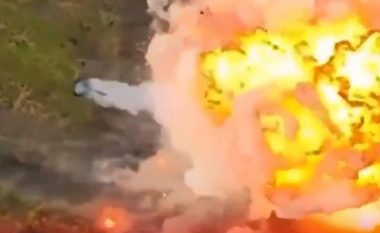 Autoblinda ruse hidhet në erë nga ukrainasit, shpërthimi ishte aq i fuqishëm sa që u ngrit në qiell “një top i madh zjarri”