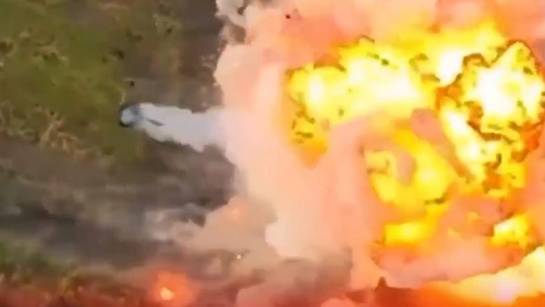 Autoblinda ruse hidhet në erë nga ukrainasit, shpërthimi ishte aq i fuqishëm sa që u ngrit në qiell “një top i madh zjarri”