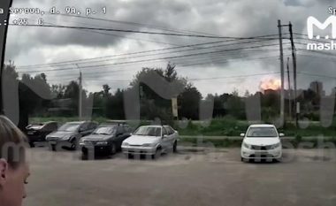 Kamerat kapin momentin kur ndodhë shpërthimi i fuqishëm në një fabrikë në Moskë