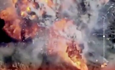 Droni kamikaz i ukrainasve hedhë në erë sistemit artilerik të rusëve, shpërthimi i madh u kap nga kamera