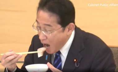 Kryeministri japonez ka ngrënë peshk nga “ujërat e kontaminuar” të Fukushimas