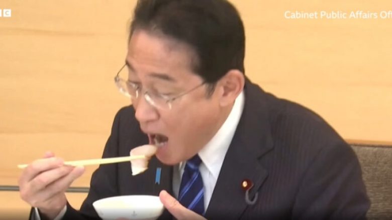 Kryeministri japonez ka ngrënë peshk nga “ujërat e kontaminuar” të Fukushimas