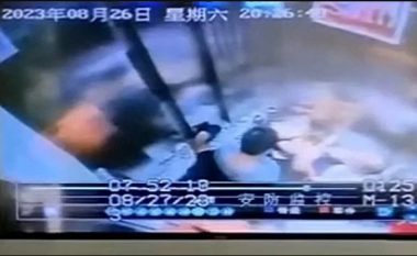 Nga problemi teknik në ashensor, u lënduan tre persona në një ndërtesë në Kinë – pamjet e kamerave të sigurisë tregojnë momentin