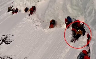 E lanë të vdesë në majën e malit K2 ndërsa alpinistët e tjerë kalonin pranë tij, alpinisti i lënduar rëndë injorohet nga dhjetëra kolegë