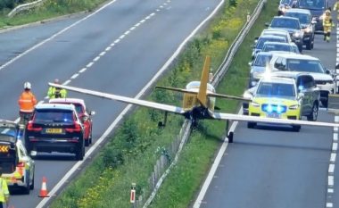 Një aeroplani të vogël në Angli iu desh të bënte ulje emergjente në autostradë, të gjithë lavdëruan pilotin: Lëvizje e guximshme