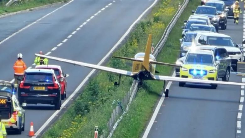 Një aeroplani të vogël në Angli iu desh të bënte ulje emergjente në autostradë, të gjithë lavdëruan pilotin: Lëvizje e guximshme