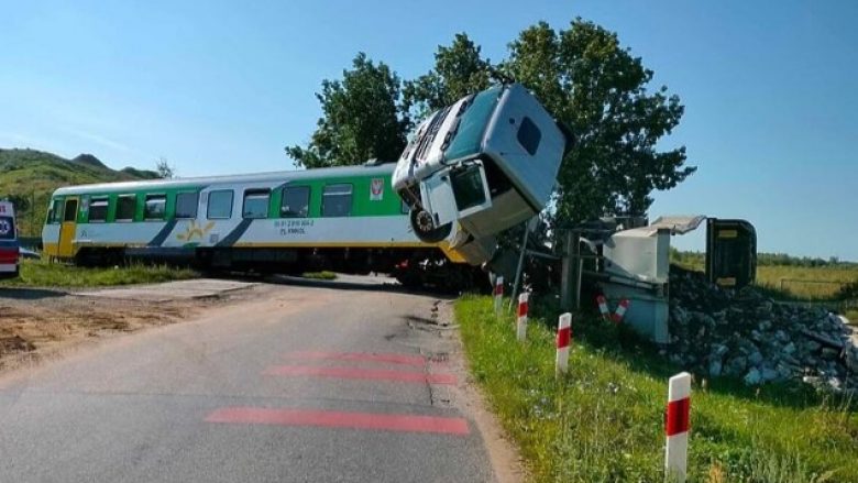 Aksident i tmerrshëm në Poloni, kamioni është shkatërruar plotësisht pas përplasjes me trenin – lëndohen dhjetë persona