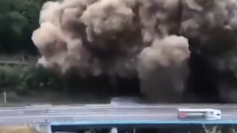 Filmohet momenti i rrëshqitjes së dheut në Francë, një re e madhe pluhuri mbuloi urën