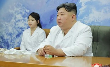 Kim Jong-un ndalon gratë të veshin pantallona të shkurtra, kundërshton “modën kapitaliste”