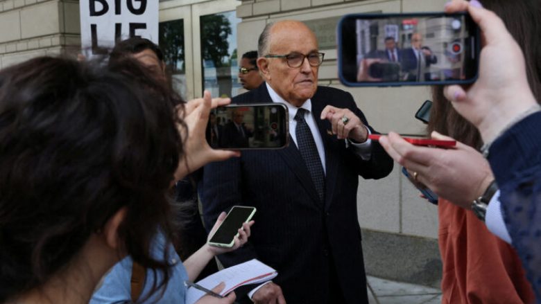 Rudolph Giuliani lirohet nga burgu pasi pagoi dorëzanin prej 150 mijë dollarësh
