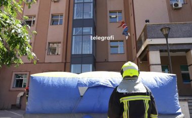“Hedhje nga ndërtesa”, evakuim e kërkim-shpëtim – fotografi nga ushtrimi në Prishtinë në rast zjarri dhe fatkeqësive natyrore