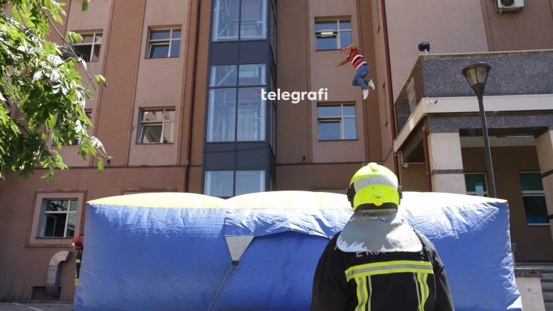 “Hedhje nga ndërtesa”, evakuim e kërkim-shpëtim – fotografi nga ushtrimi në Prishtinë në rast zjarri dhe fatkeqësive natyrore