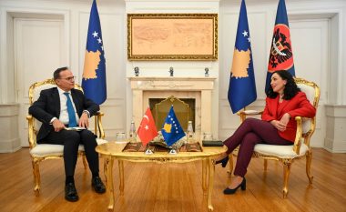 Osmani dhe zv.ministri i Punëve të Jashtme të Turqisë, diskutojnë për organizimin e një forumi të bizneseve