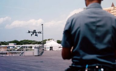 Policia amerikane përdorë dronë për të rritur sigurinë e pushuesve në plazhe