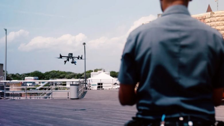 Policia amerikane përdorë dronë për të rritur sigurinë e pushuesve në plazhe