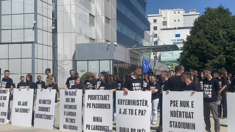 “Ku janë 160 çerdhe”, “Ku mbetën sigurimet shëndetësore”, rinia e PDK-së proteston para Qeverisë