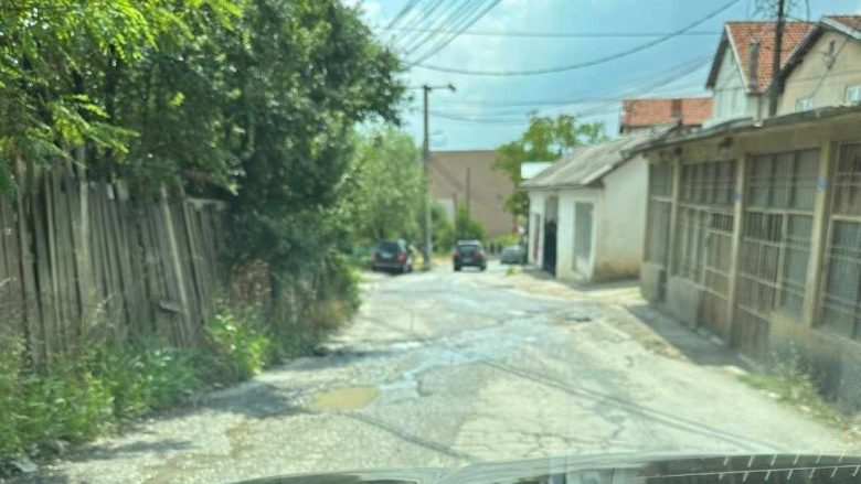 Shpërthen uji në rrugën “Bedrush Çollaku” në Matiqan, banorët kërkojnë nga institucionet intervenim