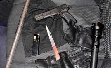Arrestohet 52 vjeçari në Vushtrri, policia i gjen armë në veturë