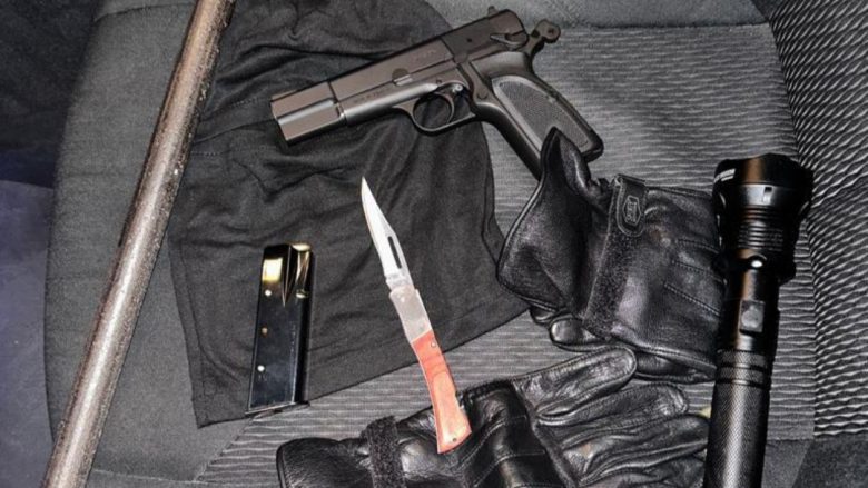 Arrestohet 52 vjeçari në Vushtrri, policia i gjen armë në veturë