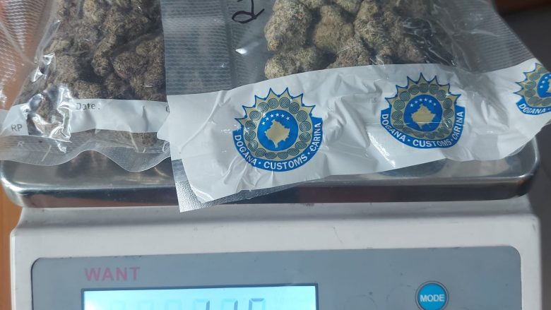 Tentuan të fusin marihuanë përmes dërgesave postare, Dogana e Kosovës jep detaje