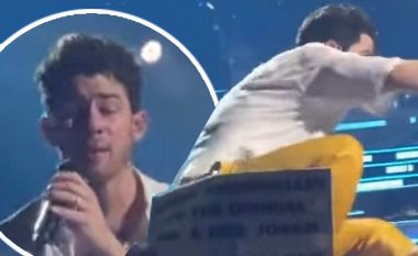 Nick Jonas bie në një vrimë teksa po perfomonte në skenë, pamjet bëhen virale