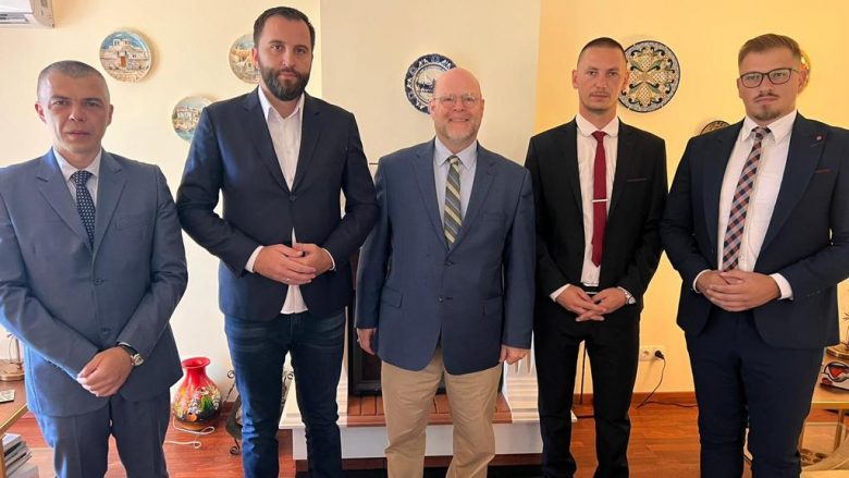 Hovenier takon politikanët serbë të Kosovës: Përsërita mbështetjen tonë të kahershme për një Kosovë sovrane