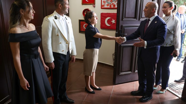Haradinaj uron Turqinë dhe popullin e saj me rastin e Ditës së Fitores
