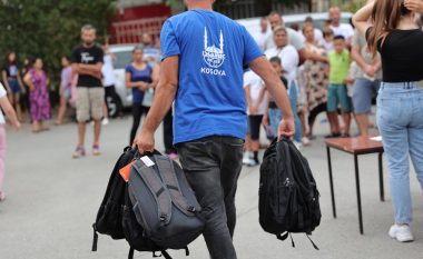 Gjilani shpërndan çanta dhe materiale shkollore për 200 fëmijë të familjeve me asistencë sociale