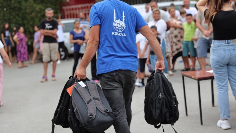 Gjilani shpërndan çanta dhe materiale shkollore për 200 fëmijë të familjeve me asistencë sociale